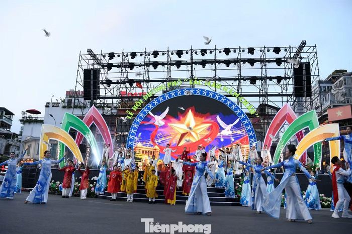 Đây cũng là cơ hội để các quốc gia tham dự cùng chia sẻ, giao lưu và tôn vinh những nét văn hóa đặc trưng của mỗi dân tộc. Điểm nhấn nổi bật của lễ hội là cuộc diễu hành áo dài Việt Nam kết hợp với trang phục truyền thống của các quốc gia, quy tụ hơn 1.000 người.