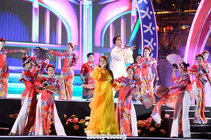 Theo ban tổ chức Lễ hội sắc màu năm châu không chỉ là hoạt động nghệ thuật, văn hóa quy mô lớn mà còn là dịp để các nền văn hóa gặp gỡ, giao lưu, thắt chặt tình hữu nghị và cùng hướng tới một tương lai hòa bình, phát triển bền vững. Chị Trịnh Thị Bích Hòa (xã Tiến Thắng, Hà Nội) ấn tượng với bầu không khí đông vui, nhộn nhịp của lễ hội. "Chương trình được chuẩn bị chu đáo, tôi có mặt từ trước giờ khai mạc vì muốn có vị trí đẹp theo dõi các tiết mục nghệ thuật", chị Hòa nói với PV Tiền Phong.