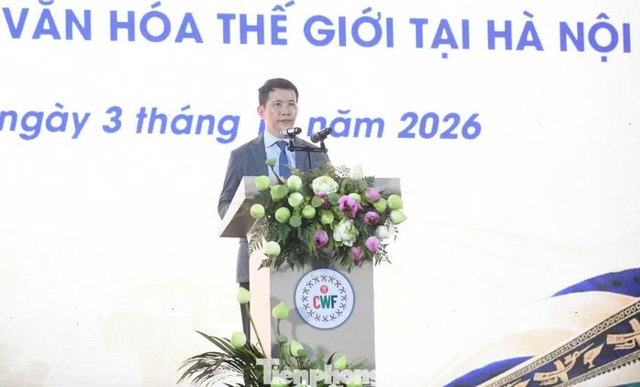 Trong khuôn khổ Lễ hội Văn hóa Thế giới tại Hà Nội lần thứ hai, Lễ hội đường phố sắc màu năm châu diễn ra chiều 3/10 tại không gian phố đi bộ hồ Hoàn Kiếm. Sự kiện quy tụ các đoàn nghệ thuật trong nước và quốc tế, cùng các nghệ sĩ, nghệ nhân, người mẫu, cộng đồng quốc tế, đông đảo người dân Thủ đô và du khách. Giám đốc Sở Văn hóa, Thể thao và Du lịch TP Hà Nội Phạm Tuấn Long dự và phát biểu khai mạc sự kiện.