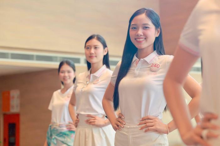 Sau mỗi buổi tập cùng đạo diễn, các thí sinh tự chia cặp để quan sát và góp ý cho nhau. Người có kinh nghiệm hơn hướng dẫn bạn chưa quen sàn diễn, cùng sửa những động tác còn vụng về.