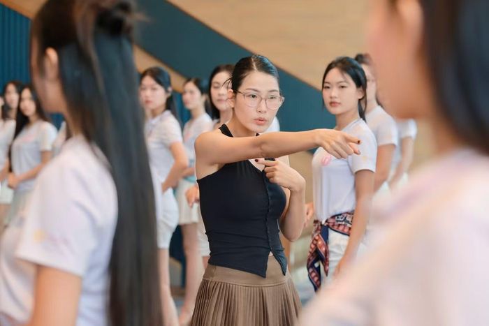 “Đến ngày hôm nay, tôi khá tự tin với trình độ catwalk của 53 thí sinh Hoa hậu Việt Nam 2026. Tôi tin họ hoàn toàn làm chủ sân khấu và tự tin trong từng bước catwalk. Để có kết quả này, các thí sinh phải miệt mài tập luyện trong gần hai tháng và tiến bộ vượt bậc”, cô nói.