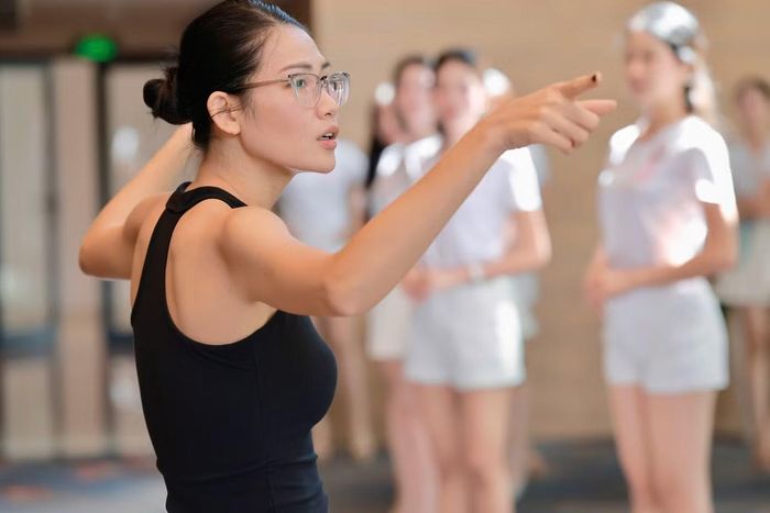 Đồng hành với các thí sinh từ khi họ gia nhập nhà chung hồi tháng 8, đạo diễn catwalk Ngọc Anh Nana cho biết cô nhận thấy sự non nớt, lo lắng của 53 cô gái, đặc biệt ở những người lần đầu tham gia cuộc thi nhan sắc.