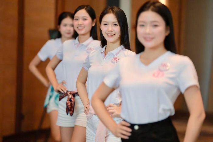 Chưa từng tham gia thi nhan sắc, việc bước đi trên đôi giày cao 15-20 cm trở thành thử thách với thí sinh Nguyễn Thái Anh Thư (SBD 582). Có lúc cô đứng không vững, thậm chí suýt ngã. Nhưng sau gần hai tháng được đào tạo và tập luyện liên tục, cô dần tìm được cách giữ thăng bằng, kiểm soát cơ thể và tự tin hơn trong từng bước đi.