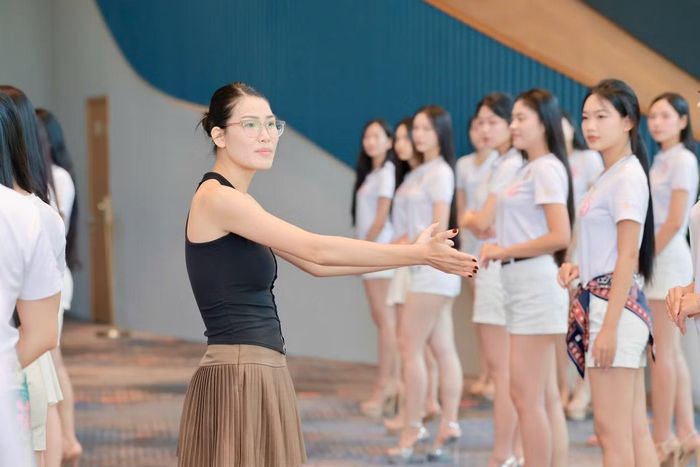 Theo chia sẻ của đạo diễn catwalk Ngọc Anh Nana, cô từng băn khoăn, lo lắng khi nhận được danh sách mà số đông thí sinh chưa từng làm quen sân khấu. Cô lựa chọn phân nhóm đồng đều về khả năng để thí sinh hỗ trợ nhau, đồng thời dành nhiều thời gian chỉnh sửa từng lỗi nhỏ. Quá trình tập luyện được thực hiện liên tục. Từng dáng đứng, cách đặt chân, giữ lưng, chuyển trọng tâm hay xoay người đều được chỉnh sửa.