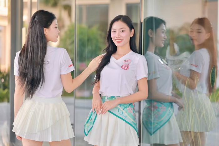 Bên cạnh catwalk, các cô gái duy trì tập gym, bơi lội và áp dụng chế độ ăn uống điều độ.