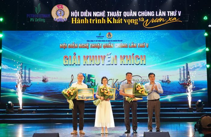 Ông Hoàng Xuân Bách, Chủ tịch Công đoàn PV Drilling, Phó Ban Tổ chức Hội diễn trao giải Khuyến khích toàn đoàn cho Công đoàn Vietubes, Công đoàn PVD Offshore và Công đoàn PVD Baker Hughes.