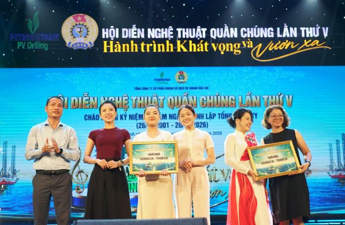 Ông Nguyễn Huy Trọng, Phó Chủ tịch Công đoàn PV Drilling trao giải thể loại song ca, tam ca cho Công đoàn Cơ quan Tổng công ty (giải Nhì) và Công đoàn PVD Baker Hughes (giải Ba).