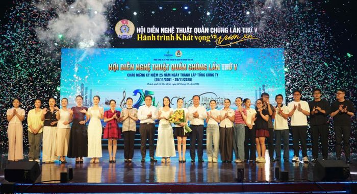 Ông Mai Thế Toàn, Bí thư Đảng ủy, Chủ tịch HĐQT và ông Nguyễn Xuân Cường, Tổng Giám đốc PV Drilling trao giải Nhất toàn đoàn cho Công đoàn Cơ quan Tổng công ty.