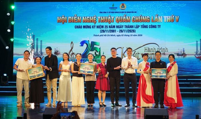 Ông Phan Sỹ Linh, Trưởng phòng Văn hóa Doanh nghiệp, Ban Truyền thông và Văn hóa doanh nghiệp PETROVIETNAM trao giải thể loại tốp ca, hợp ca cho Công đoàn Cơ quan Tổng công ty (giải Nhất), Công đoàn PVD Well Services (giải Nhì) và Công đoàn PVD Baker Hughes (giải Ba).
