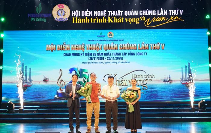 Ông Nguyễn Đình Dương, Phó Tổng Giám đốc PV Drilling, Trưởng Ban Tổ chức Hội diễn trao giải Ba toàn đoàn cho Công đoàn PVD Tech và Công đoàn PVD Well Services.