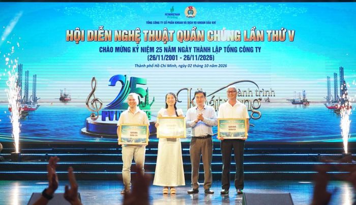 Ông Hoàng Xuân Bách, Chủ tịch Công đoàn PV Drilling, Phó Ban Tổ chức Hội diễn trao giải thể loại đơn ca cho Công đoàn Cơ quan Tổng công ty (giải Nhất), Công đoàn Vietubes (giải Nhì) và Công đoàn PVD Offshore (giải Ba).