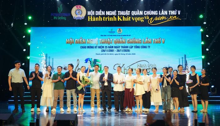 Ông Nguyễn Thế Sơn, Phó Bí thư Đảng ủy, Thành viên HĐQT PV Drilling trao giải Nhì toàn đoàn cho Công đoàn PVD Training