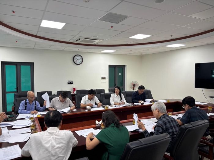 Các thành viên rà soát và xét duyệt hồ sơ tại buổi họp.