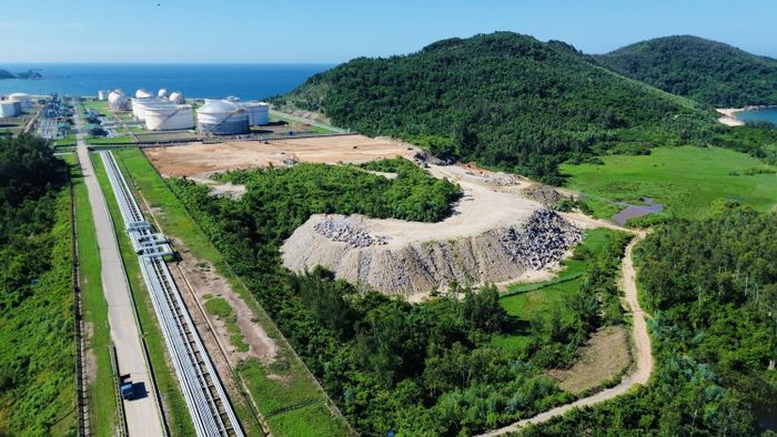 Khu vực xây dựng các bồn chứa sản phẩm thuộc Dự án NCMR NMLD Dung Quất cũng đang được đẩy mạnh thi công, bám sát tiến độ. (Ảnh: Trần Dưỡng).