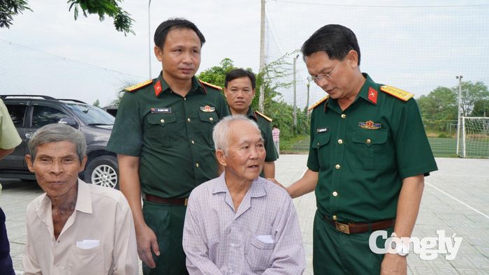 Quan tâm, hỏi thăm sức khỏe người dân.