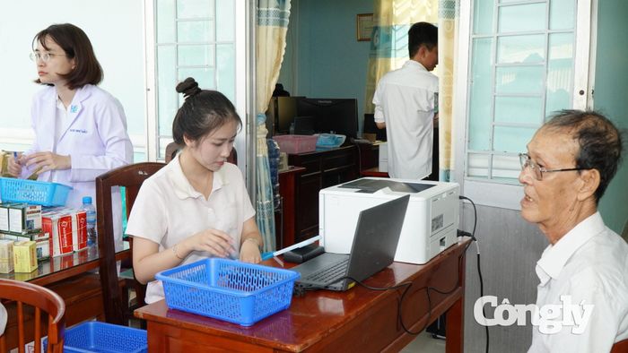 Khám cho người dân ở xã Tân Tây, tỉnh Tây Ninh.