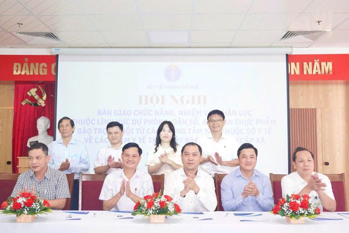 TP Huế bàn giao 190 nhân lực y tế về Trạm Y tế cấp xã.