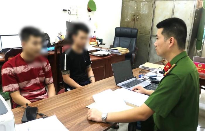 Cảnh sát lấy lời khai của Nguyễn Văn Tân (áo đỏ, trắng) và Nguyễn Đình Trường. (Ảnh: CACC)