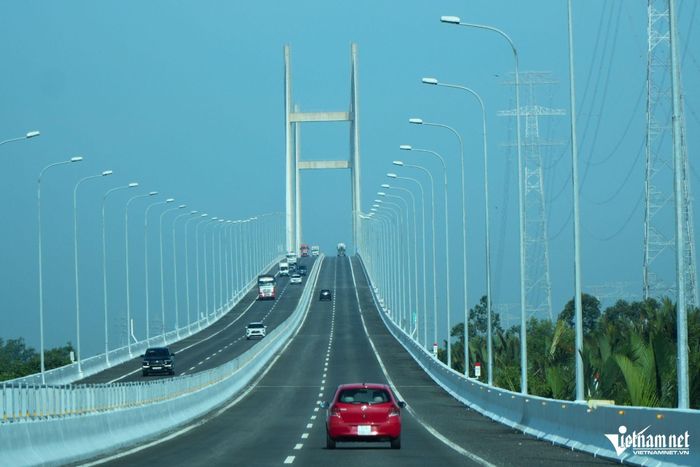 Phương tiện lưu thông thuận lợi qua cầu Phước Khánh. Ảnh: Hoàng Anh