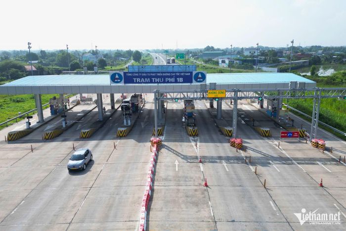Lượng phương tiện tăng khi cao tốc Bến Lức - Long Thành thông xe toàn tuyến. Ảnh: Hoàng Anh