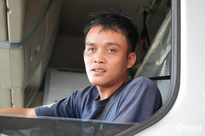 Tài xế Dương Minh Ngọc chia sẻ trải nghiệm sau khi lưu thông trên cao tốc Bến Lức - Long Thành. Ảnh: Hoàng Anh