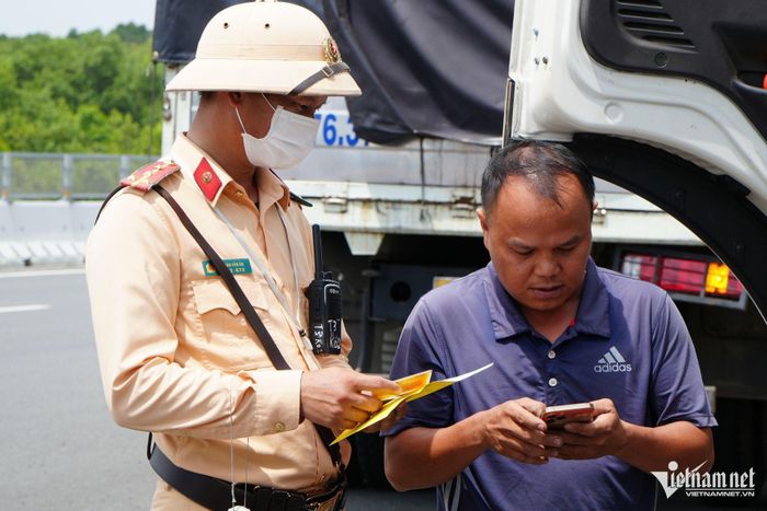 Lực lượng CSGT kiểm tra các xe lưu thông trên cao tốc. Ảnh: Hoàng Anh