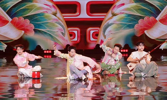 Tiết mục 'Giải cứu thế giới' và 'Thêu hoa dệt gấm'.