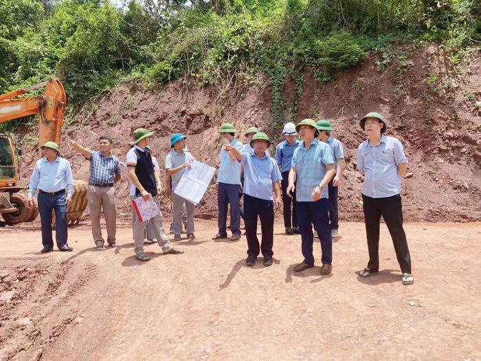 Lãnh đạo tỉnh Nghệ An kiểm tra tiến độ tái định cư cho người dân xã giáp biên Mỹ Lý. Ảnh: Thanh Hải