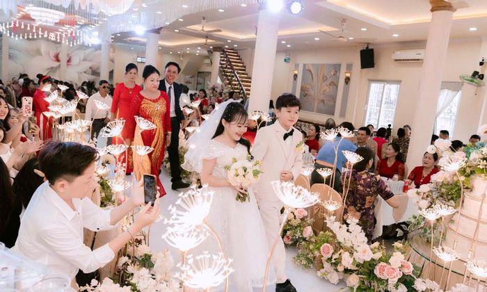 Cặp đôi có đám cưới trọn vẹn và hạnh phúc 