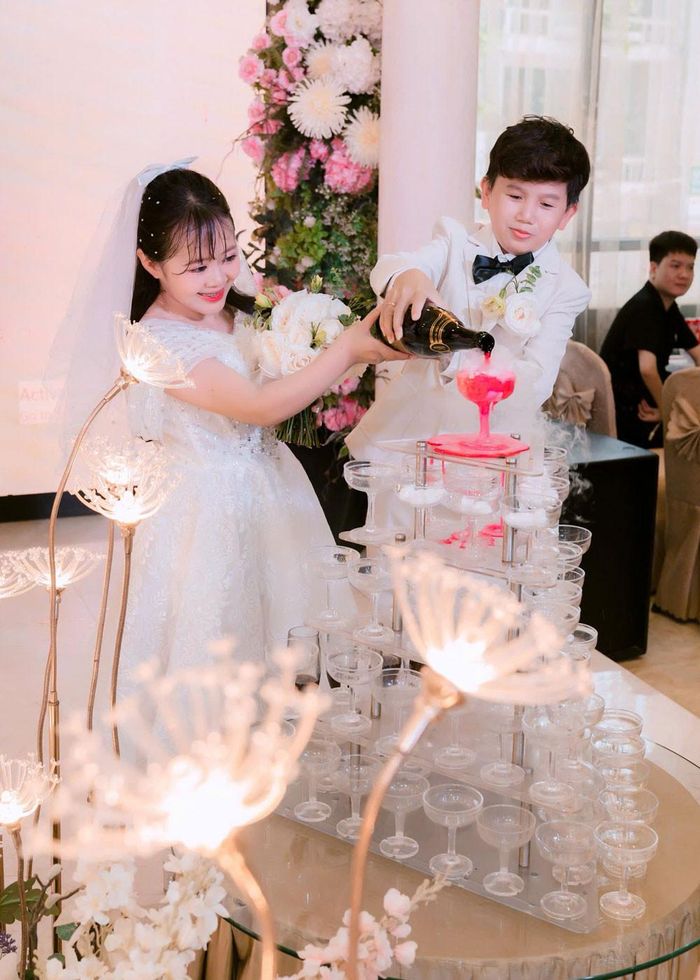 Cặp đôi kết hôn sau 2 năm tìm hiểu 