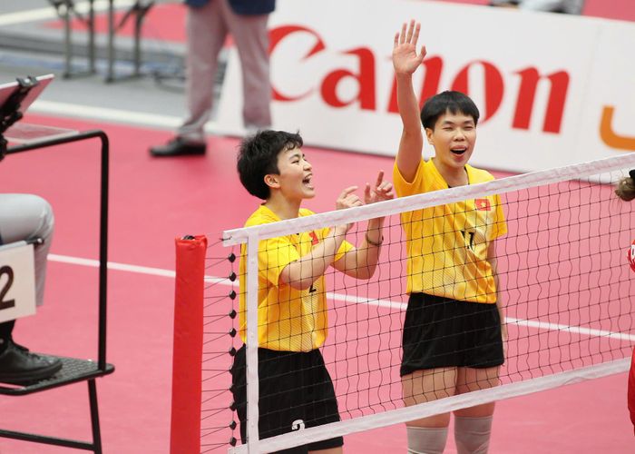 Đội Việt Nam thắng set 1, nhưng sau đó Thái Lan gỡ hòa. Ở set 3 quyết định, trận đấu diễn ra nghẹt thở. Chiến thắng chung cuộc 2-1 thuộc về đội 4 nữ Việt Nam.