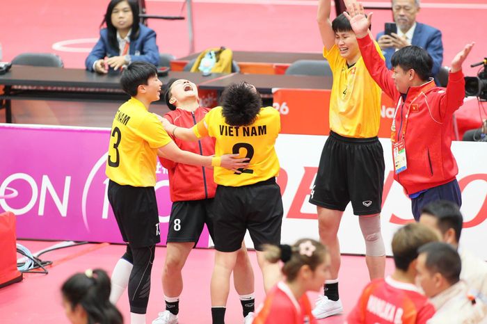 Cầu mây 4 nữ Việt Nam trải qua trận chung kết đầy kịch tính trước Thái Lan, đặc biệt sau khi bỏ lỡ match point ở set 2. 