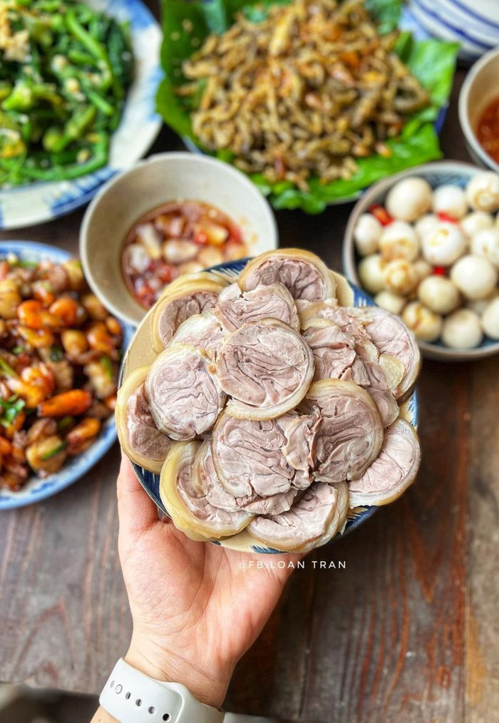 Thịt chân giò luộc chín tới ăn ngọt thơm. Ảnh: Loan Tran
