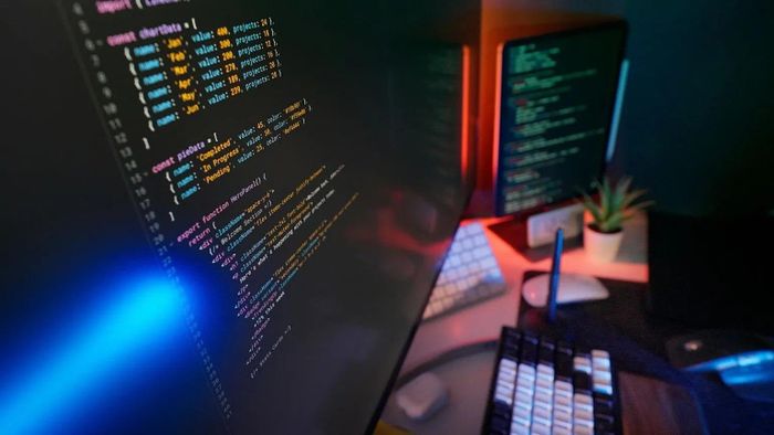 Lãnh đạo Interpol cảnh báo AI đang khiến các cuộc tấn công mạng nhanh hơn và khó phát hiện hơn. Ảnh: Canva