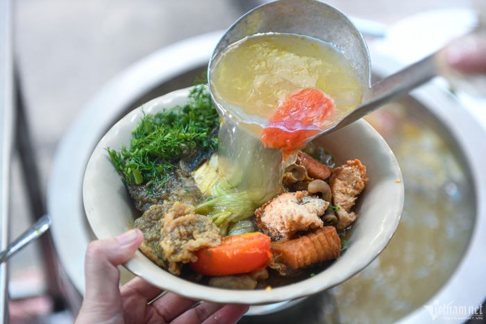 Quán bún đầu cá bà Luyến thu hút đông thực khách
