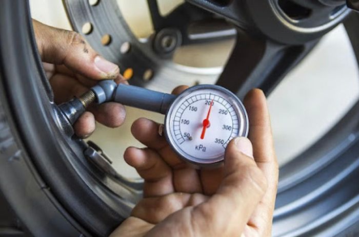 Lốp xe máy bơm càng căng càng tiết kiệm xăng, đúng hay sai?