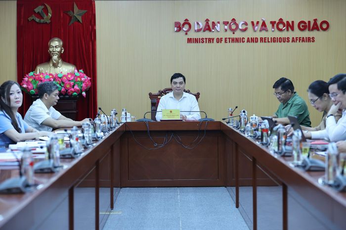  Thứ trưởng thường trực Bộ Dân tộc và Tôn giáo Nguyễn Hoài Anh chủ trì cùng các thứ trưởng, lãnh đạo các vụ, đơn vị dự trực tuyến Phiên họp trực Chính phủ thường kỳ tháng 9/2026 và Hội nghị trực tuyến Chính phủ với các bộ, ngành, địa phương tại điểm cầu Bộ Dân tộc và Tôn giáo. Ảnh: Lê Anh Dũng