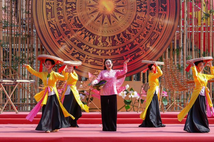 NSND Thu Hiền biểu diễn tại chương trình nghệ thuật chào mừng.