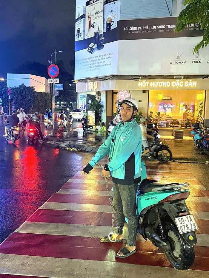 Công an đưa đối tượng đến để thực nghiệm hiện trường vụ cướp giật. Ảnh: CA