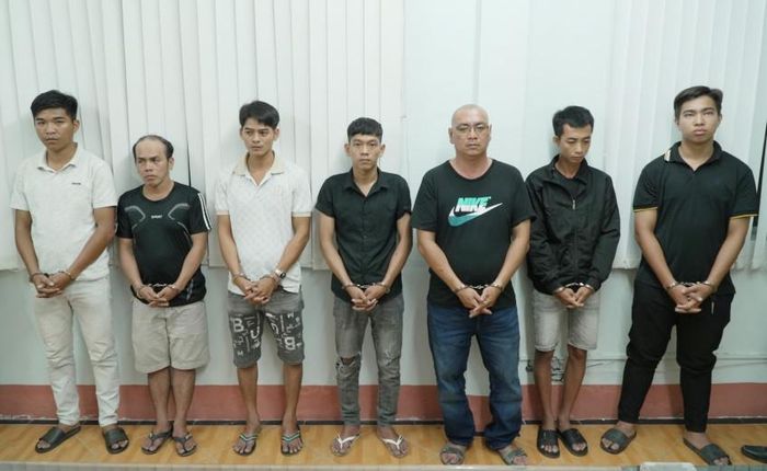 Các bị can Nguyễn Quốc Khải, Phạm Văn Lộc, Phạm Quốc Em, Cao Văn Vẹn, Nguyễn Hoàng Nhật, Cổ Minh Đức và Lý Thanh Liêm (từ trái sang). Ảnh: Công an TP Cần Thơ