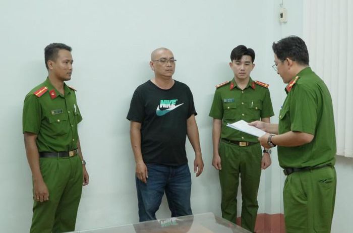 Cơ quan Cảnh sát điều tra tống đạt quyết định bắt tạm giam đối với Nguyễn Hoàng Nhật. Ảnh: Công an TP Cần Thơ