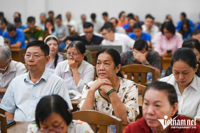 Các cử tri lắng nghe phản hồi của các đại biểu Quốc hội TPHCM