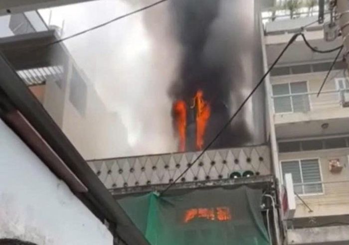 Lửa bốc lên ngùn ngụt từ căn nhà 2 tầng. Ảnh: TN