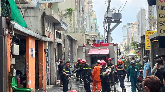 Cảnh sát PCCC và CNCH Công an TPHCM tiếp cận, khống chế đám cháy. Ảnh: NT