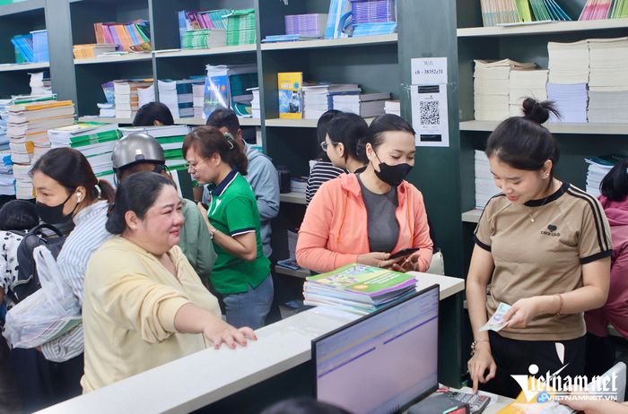 Nội dung thiếu sách giáo khoa được nhiều cử tri phản ánh. Ảnh Phước Sáng