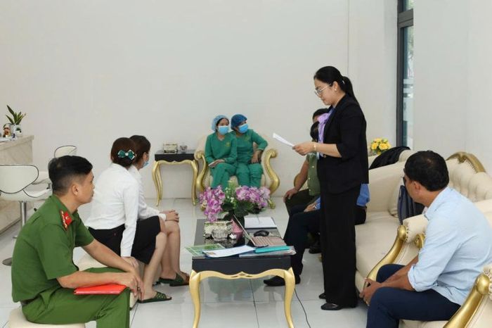 Đoàn kiểm tra công bố quyết định kiểm tra đối với Nha khoa Quốc tế Tuệ Minh, phường Long Mỹ, TP Cần Thơ vào tháng 6/2026. Ảnh: Công an TP Cần Thơ