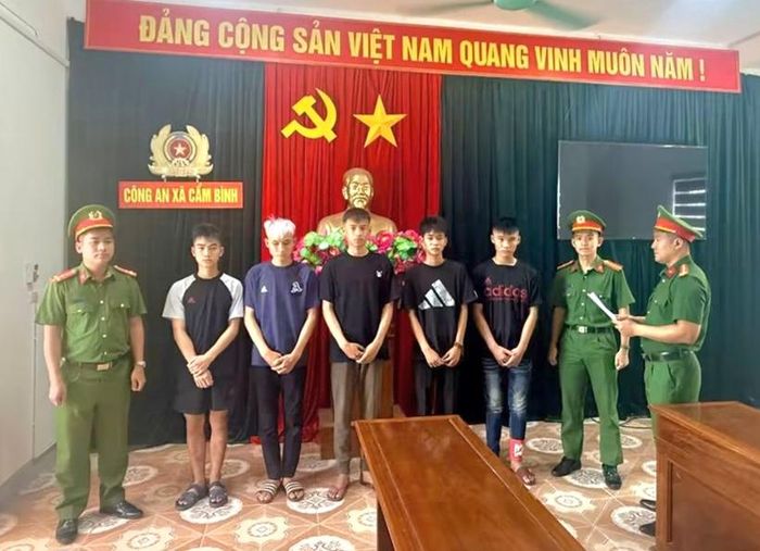 Tống đạt quyết định khởi tố đến 5 đối tượng.