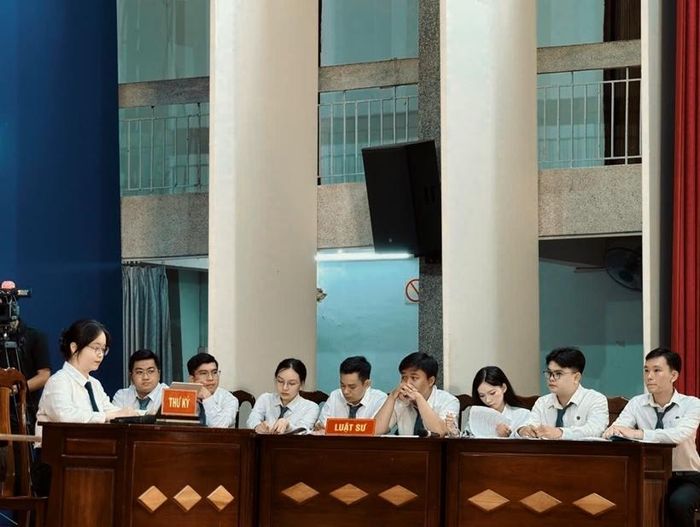  Thư ký phiên tòa và các Luật sư tham gia diễn án, góp phần tái hiện sinh động quá trình tố tụng.