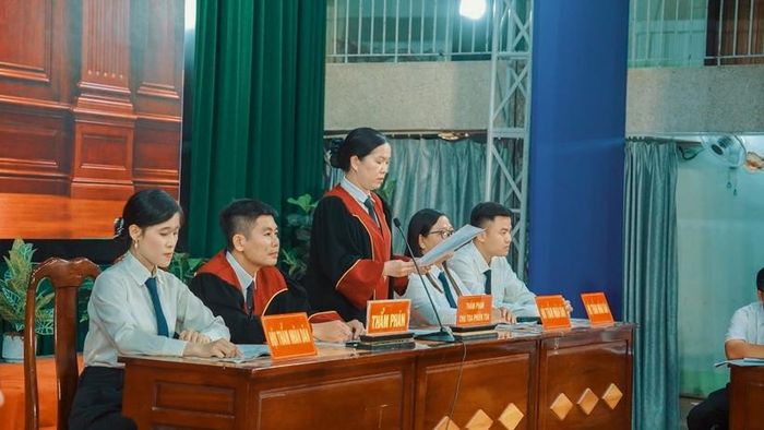  Hội đồng xét xử thực hiện phần xét hỏi tại phiên tòa giả định.