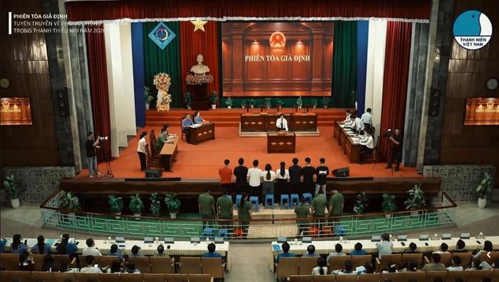  Không gian phiên tòa giả định được bố trí trực quan, mô phỏng đầy đủ các vị trí tố tụng để tăng tính trải nghiệm cho sinh viên.